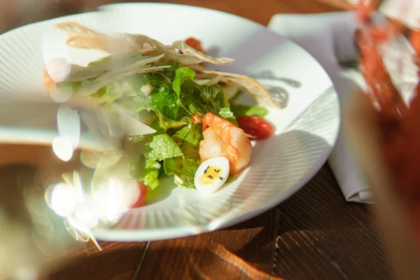 Deliciosa Salada Caesar Com Camarões Ovos Legumes Mesa Restaurante Foco — Fotografia de Stock