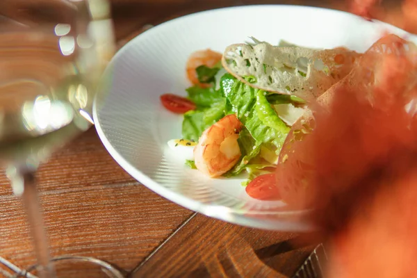 Lækker Caesar Salat Med Rejer Grøntsager Bordet Restaurant Selektiv Fokus - Stock-foto