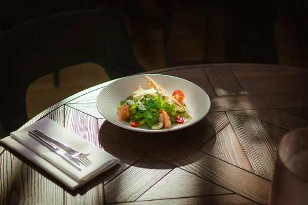 Menutup Piring Salad Dengan Udang Telur Dan Sayuran Atas Meja — Stok Foto