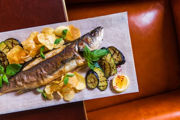 Mackerel Panggang Dengan Saus Pedas Dan Salad Sayuran Restoran — Stok Foto