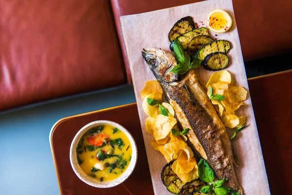 Mackerel Panggang Dengan Saus Pedas Dan Salad Sayuran Restoran — Stok Foto