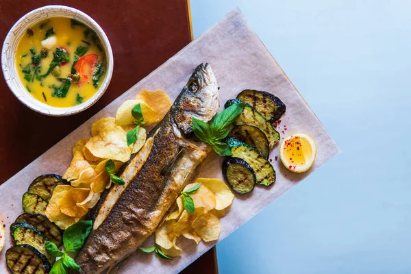 Mackerel Panggang Dengan Saus Pedas Dan Salad Sayuran Restoran — Stok Foto