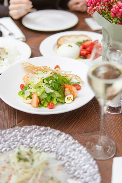 Primer Plano Plato Ensalada Con Camarones Huevos Verduras Mesa Restaurante — Foto de Stock