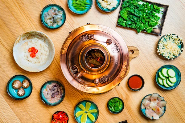 Traditionelle Asiatische Hot Pot Und Schüsseln Mit Zutaten Auf Holztisch Stockbild