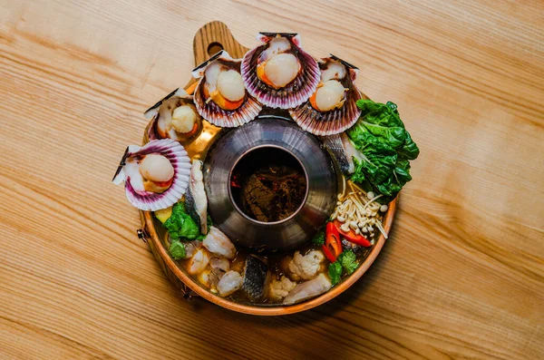 木のテーブルの上の材料と銅鍋のクローズアップビュー 東洋料理の概念 ストック写真