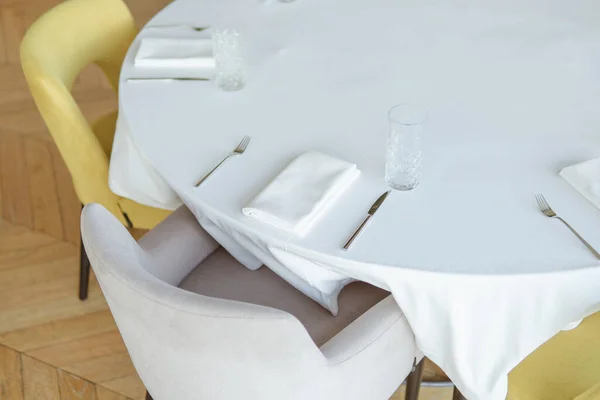 Magas Látószögű Kilátás Tálalva Asztal Fehér Asztalterítő Szalvéták Poharak Evőeszközök Jogdíjmentes Stock Képek