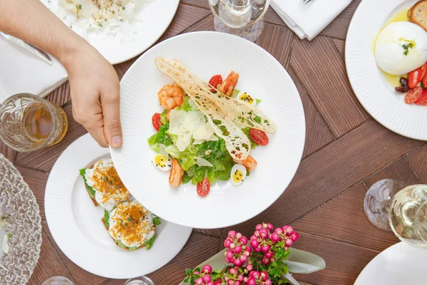 Levágott Felvétel Asztalról Finom Ételekkel Salátákkal Stock Kép