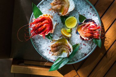 Buzda taze karidesler, üst manzara, yiyecek arka planı.