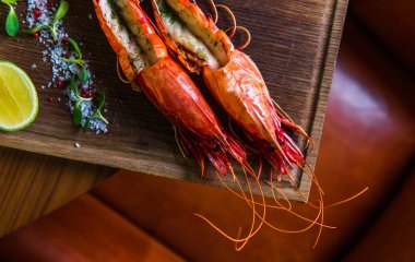 Tuzlu taze karides ve limonlu ve otlu limon.