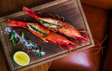 Tuzlu taze karides ve limonlu ve otlu limon.