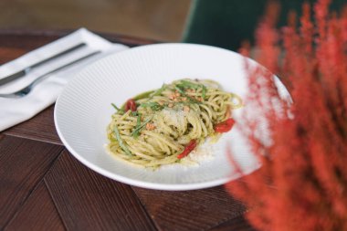 domatesli spagetti ve pesto sosu, fesleğen ve sarımsak.