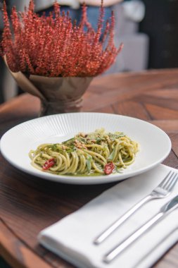 domatesli spagetti ve pesto sosu, fesleğen ve sarımsak.