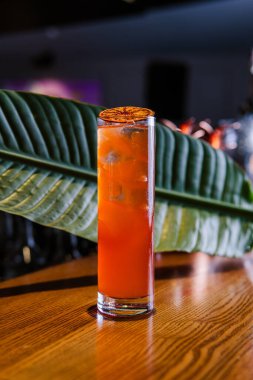 Bir bardak buzlu ve portakallı kokteyl.