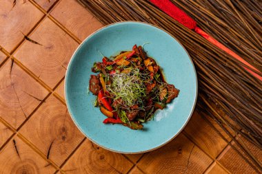 Kızarmış et, sebze ve sebze tabağı ile nefis yemek manzarası