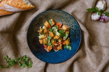 Tabakta servis edilen sebzeli ve baharatlı kızarmış et manzarası. rustik biçim