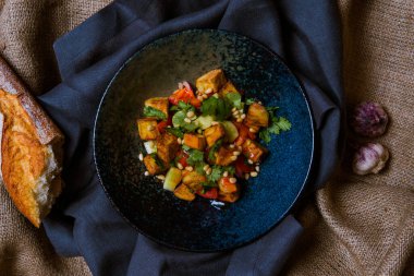 Tabakta servis edilen sebzeli ve baharatlı kızarmış et manzarası. rustik biçim