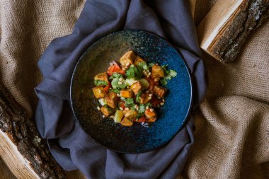 Kızarmış et, sebze, şifalı otlar ve tohumlarla dolu tabağın üst görüntüsü. Lezzetli salata