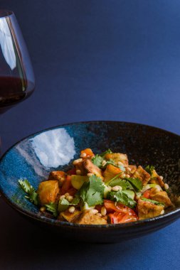 Tavuklu ve sebzeli lezzetli salatanın yakın plan görüntüsü.