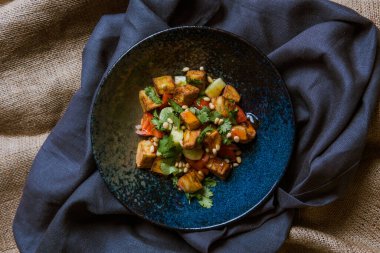 Tabağında sebzeler olan lezzetli yemek manzarası.