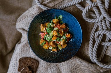 Tabağında sebzeler olan lezzetli yemek manzarası.