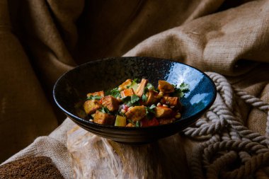 Kızarmış et, sebze, şifalı otlar ve tohumlarla kaplanmış tabak görüntüsü. Lezzetli salata