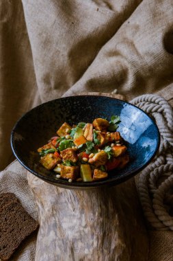 Kızarmış et, sebze, şifalı otlar ve tohumlarla kaplanmış tabak görüntüsü. Lezzetli salata