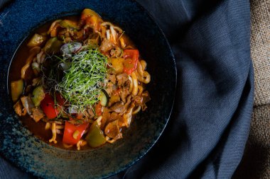 Sebzeli ve baharatlı nefis sığır eti ve otlarla servis edilen baharatlar.