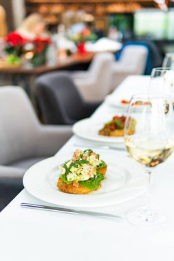 Konuklar için lezzetli bir yemek ve yemek masasını kapatın.