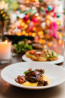 Restorandaki şenlik masasında servis edilen lezzetli yemek.