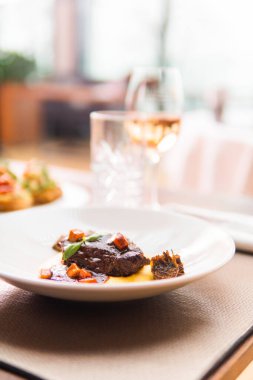 Restorandaki şenlik masasında servis edilen lezzetli yemek.