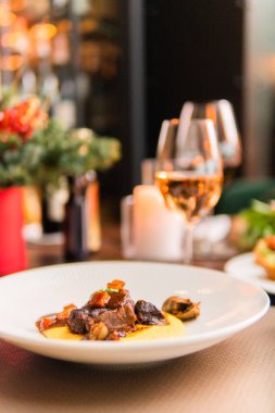 Restorandaki şenlik masasında servis edilen lezzetli yemek.