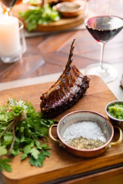 Lokantada servis edilen ızgara etin yakın plan görüntüsü.