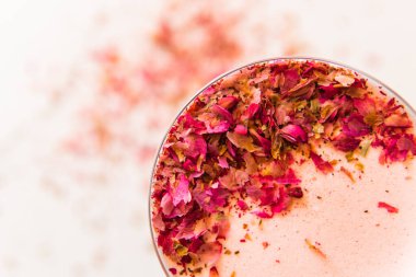 Açık arkaplanda pembe gül yapraklarının yakın plan görüntüsü, seçici odak