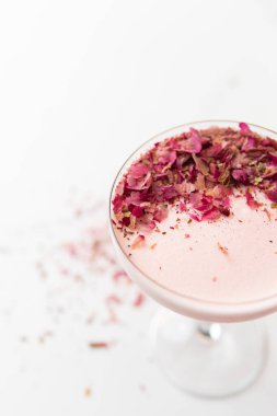 Açık arkaplanda pembe gül yapraklarının yakın plan görüntüsü, seçici odak