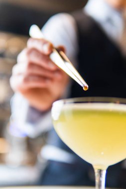 Barmenin barda kokteyl yaparken çekilmiş bir fotoğrafı.