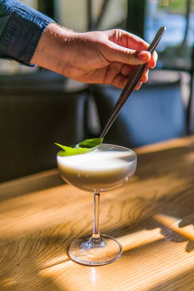 Cropped Shot Bartender Making Cocktail Bar — Stock Photo, Image