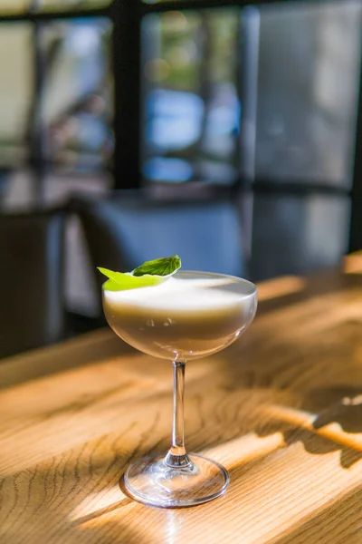 Glass Cocktail Ice Lemon Table Bar — Stock Photo, Image