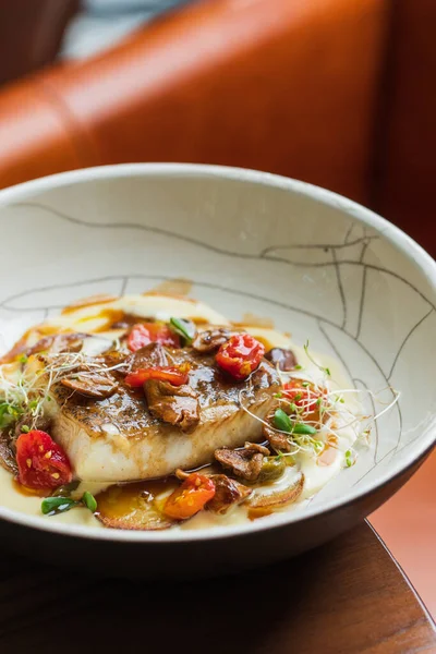 Makanan Lezat Dengan Ikan Goreng Dan Sayuran Piring Putih Pandangan — Stok Foto