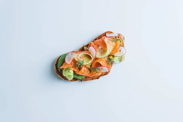 Close View Dari Sandwich Lezat Dengan Salmon Dan Sayuran Latar — Stok Foto