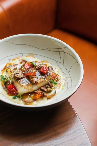 Makanan Lezat Dengan Ikan Goreng Dan Sayuran Piring Putih Pandangan — Stok Foto