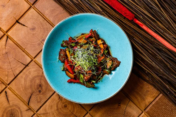 Kızarmış et, sebze ve sebze tabağı ile nefis yemek manzarası