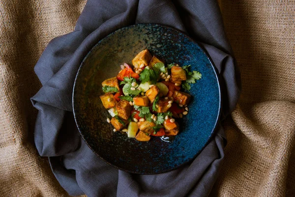 Kızarmış et, sebze, şifalı otlar ve tohumlarla dolu tabağın üst görüntüsü. Lezzetli salata