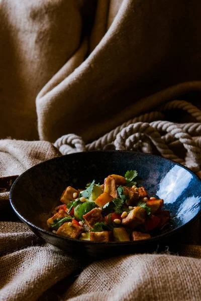 Sebzeli kızarmış tavuk çuval bezinin üstünde.