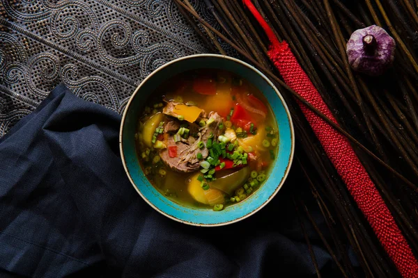 Top View Dari Tradisional Lezat Sup Dengan Sayuran Herbal Dan — Stok Foto