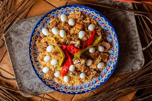 Pemandangan Atas Makanan Lezat Dengan Nasi Daging Telur Puyuh Bawang — Stok Foto