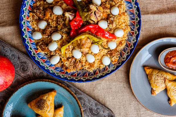 Puncak Tampilan Makanan Lezat Dengan Nasi Daging Telur Puyuh Bawang — Stok Foto