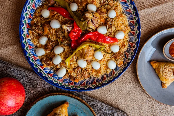 Puncak Tampilan Makanan Lezat Dengan Nasi Daging Telur Puyuh Bawang — Stok Foto