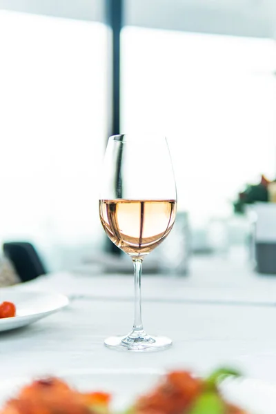 Gelas Anggur Atas Meja Restoran Tutup — Stok Foto