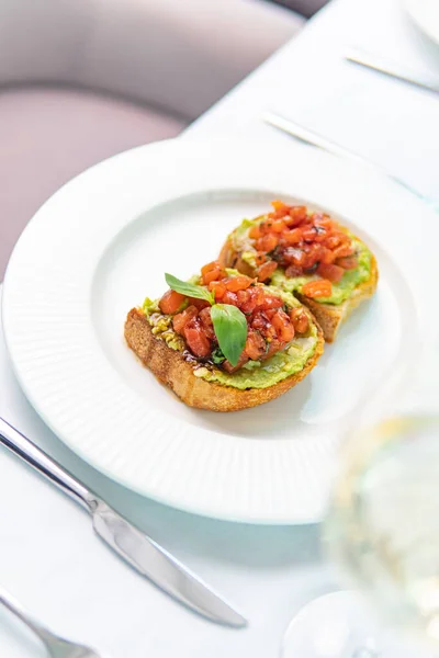 Bruschetta Con Tomates Albahaca Plato Mesa — Foto de Stock