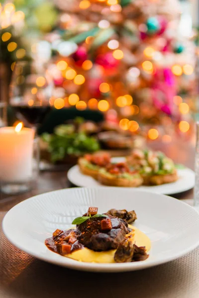 Restorandaki şenlik masasında servis edilen lezzetli yemek.